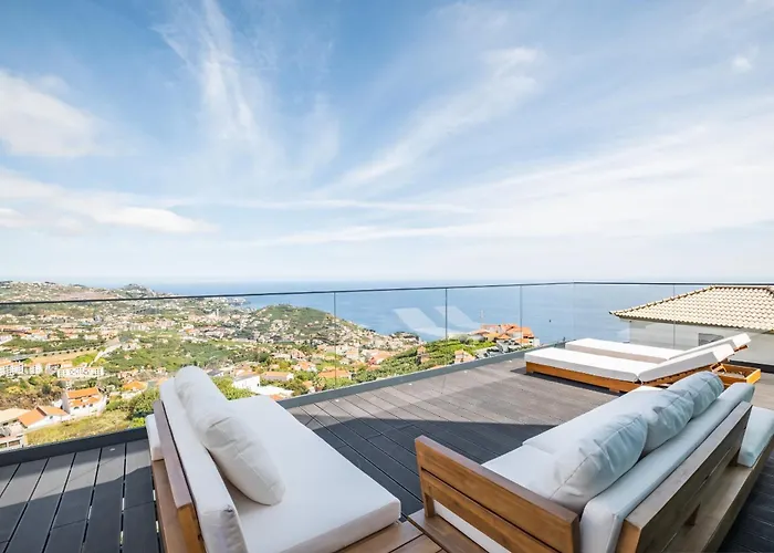 House Of Cork And Ivy - By Wehost * Câmara de Lobos