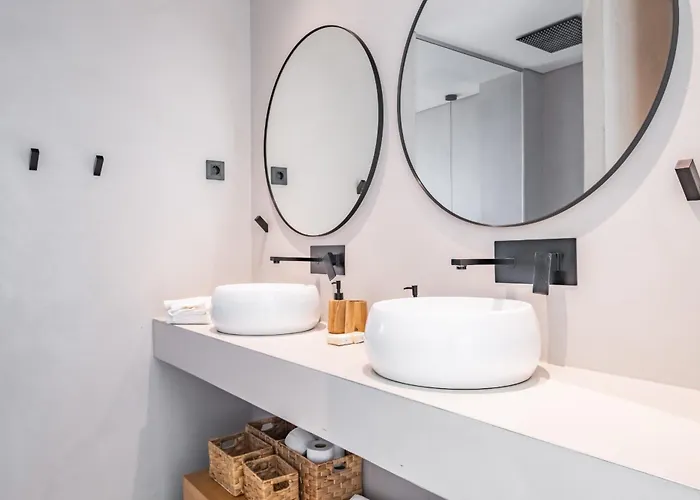 House Of Cork And Ivy - By Wehost * Câmara de Lobos